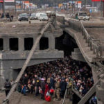 Civili costretti a nascondersi sotto il ponte dai bombardamenti nemici Civili costretti a nascondersi sotto il ponte dai bombardamenti nemici