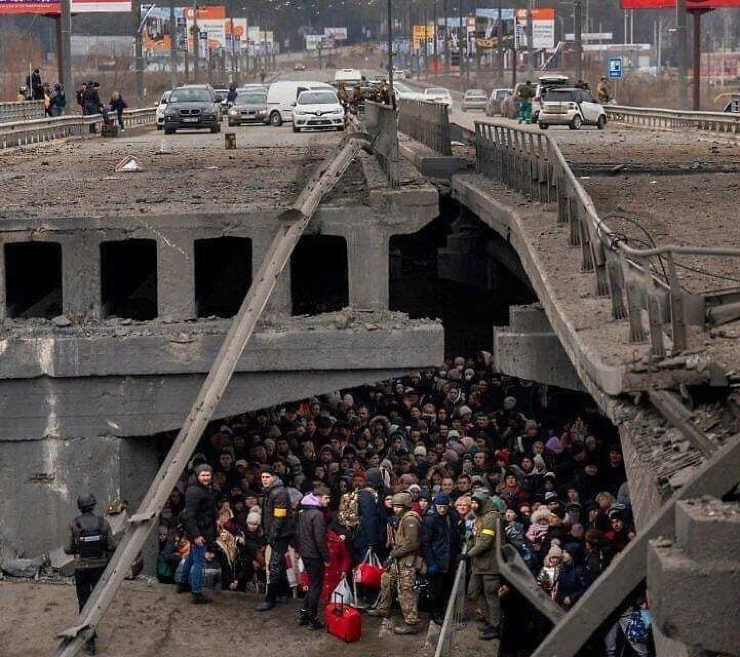 Civili costretti a nascondersi sotto il ponte dai bombardamenti nemici