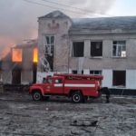 Una scuola distrutta nella città di Merefa, nella regione di Kharkiv, colpita da bombardamenti.