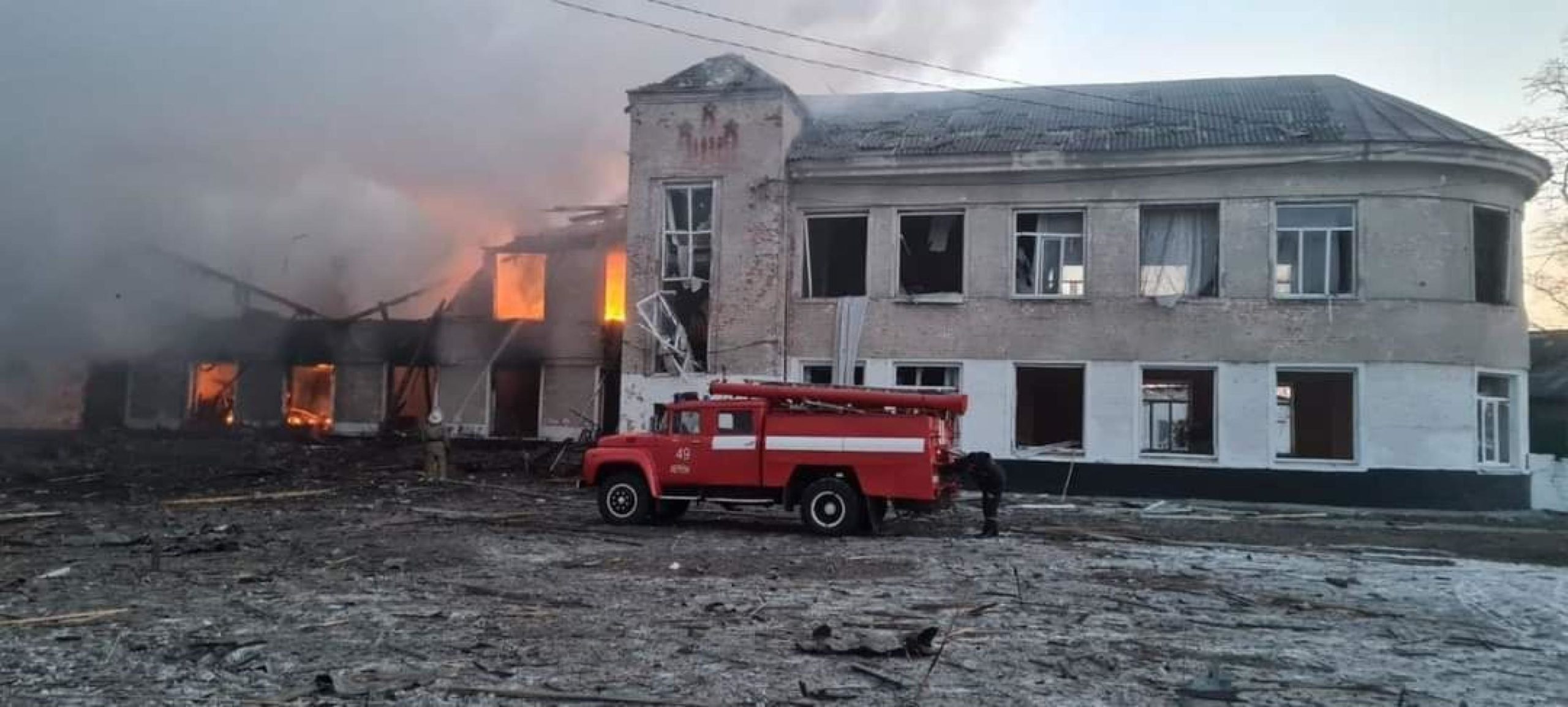 Una scuola distrutta nella città di Merefa, nella regione di Kharkiv, colpita da bombardamenti.