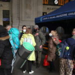 Profughi ucraini vengono accolti dalla Protezione civile alla stazione centrale di Milano