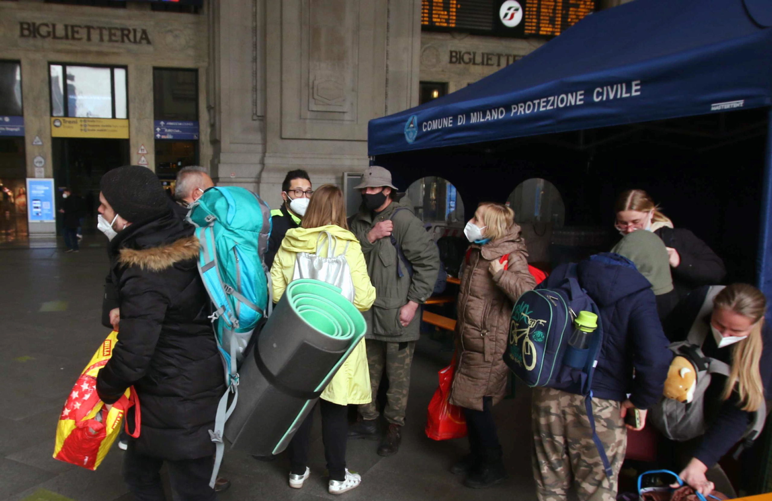 Profughi ucraini vengono accolti dalla Protezione civile alla stazione centrale di Milano