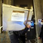 L'accoglienza dei profughi alla stazione centrale a Milano