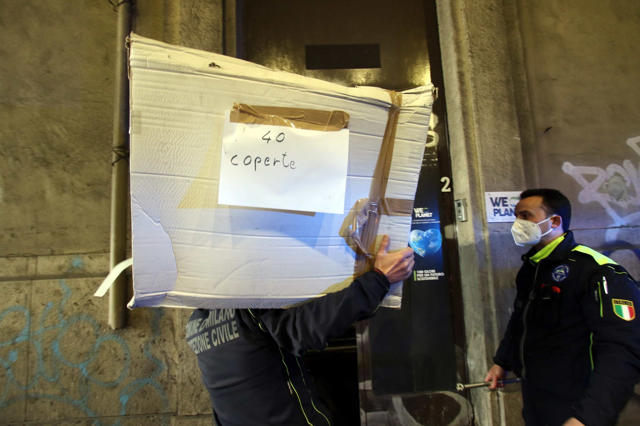 L'accoglienza dei profughi alla stazione centrale a Milano