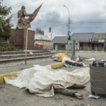 I corpi di una donna e dei suoi due figli uccisi da un colpo di mortaio mentre tentavano di fuggire da Irpin I corpi di una donna e dei suoi due figli uccisi da un colpo di mortaio mentre tentavano di fuggire da Irpin