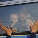 Rifugiati ucraini in partenza per la Polonia presso la stazione ferroviaria di Leopoli, nell'Ucraina occidentale
