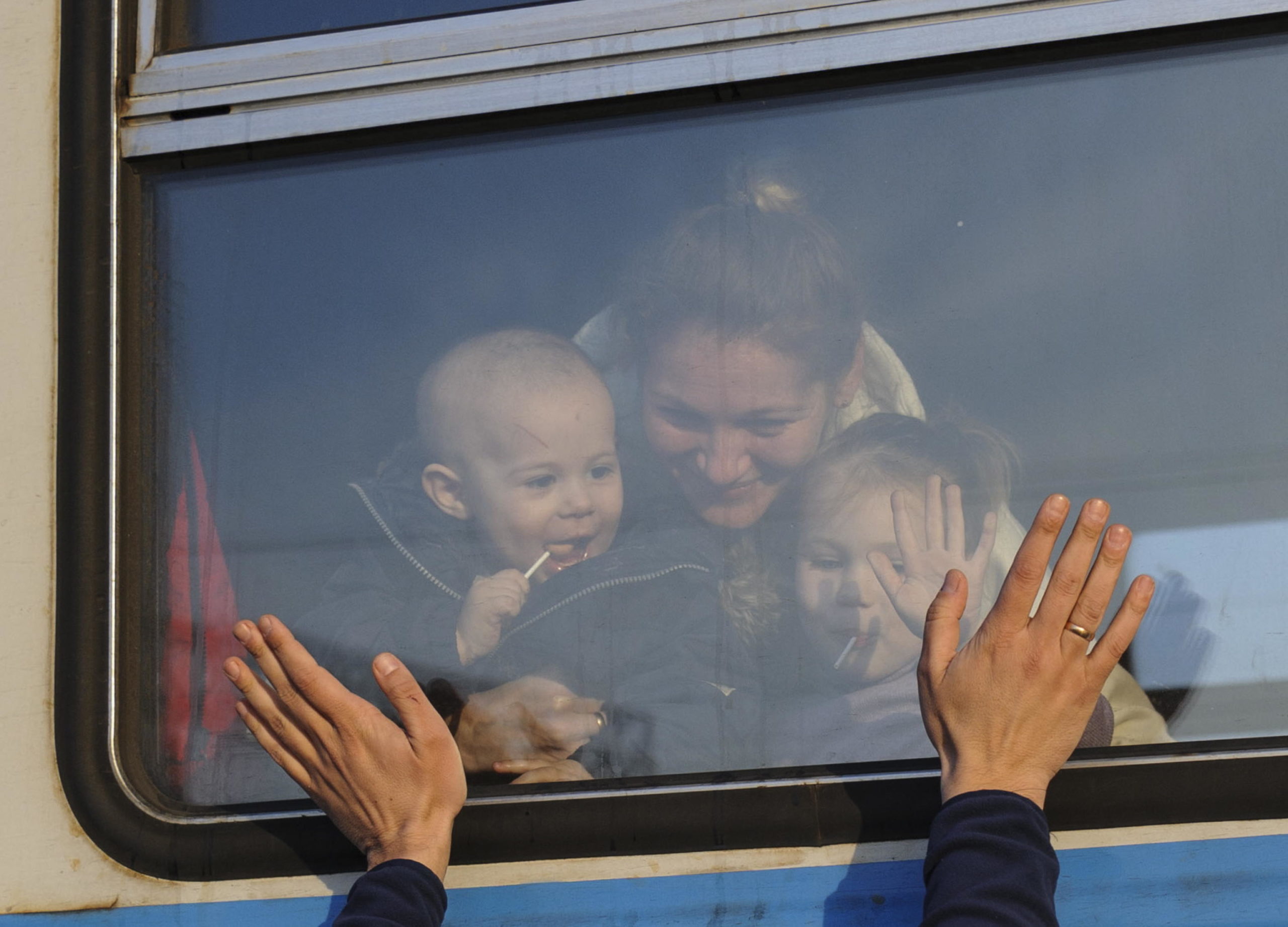 Rifugiati ucraini in partenza per la Polonia presso la stazione ferroviaria di Leopoli, nell'Ucraina occidentale