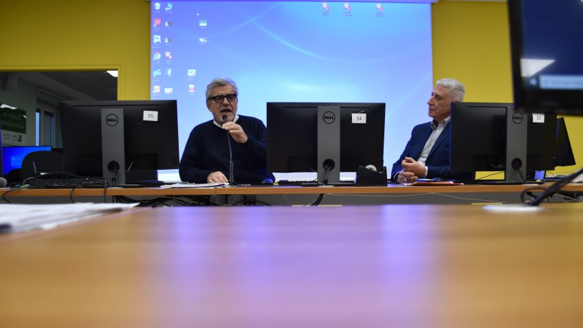 Giancarlo De Cataldo, l'autore di Romanzo Criminale (a sinistra), ha discusso con il direttore del Master Carlo Chianura sull'incrocio tra giornalismo e letteratura