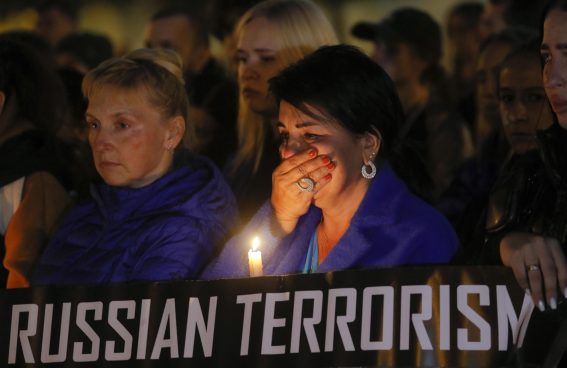 Una donna si commuove nel corso della manifestazione a Kiev