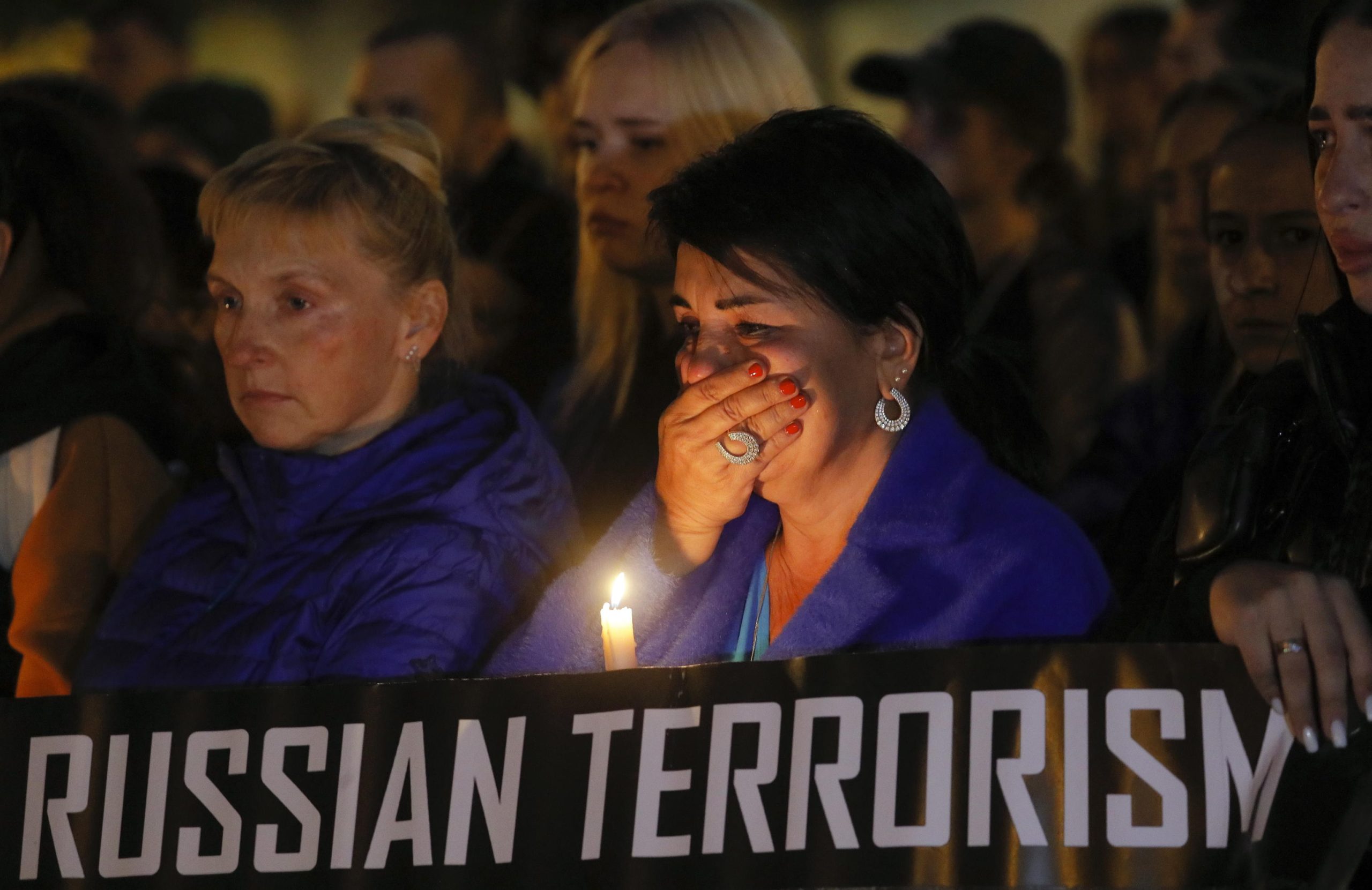Una donna si commuove nel corso della manifestazione a Kiev