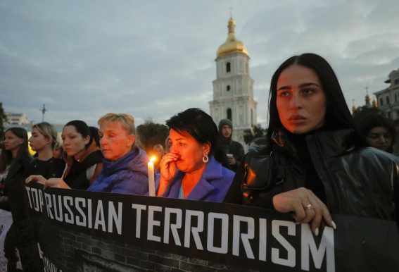 Manifestanti a Kiev reggono uno striscione con sopra scritto "Stop terrorismo russo"