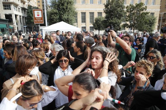 Nel Comune di Napoli la Consulta delle donne elette si lega i capelli, in solidarietà con le donne iraniane in piazza
