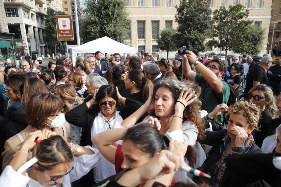 Nel Comune di Napoli la Consulta delle donne elette si lega i capelli, in solidarietà con le donne iraniane in piazza Nel Comune di Napoli la Consulta delle donne elette si lega i capelli, in solidarietà con le donne iraniane in piazza