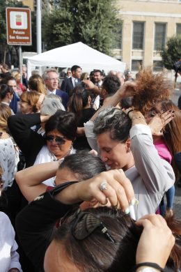 A Napoli le donne in piazza, con capelli legati per Hadith, manifestano la solidarietà al popolo iraniano
