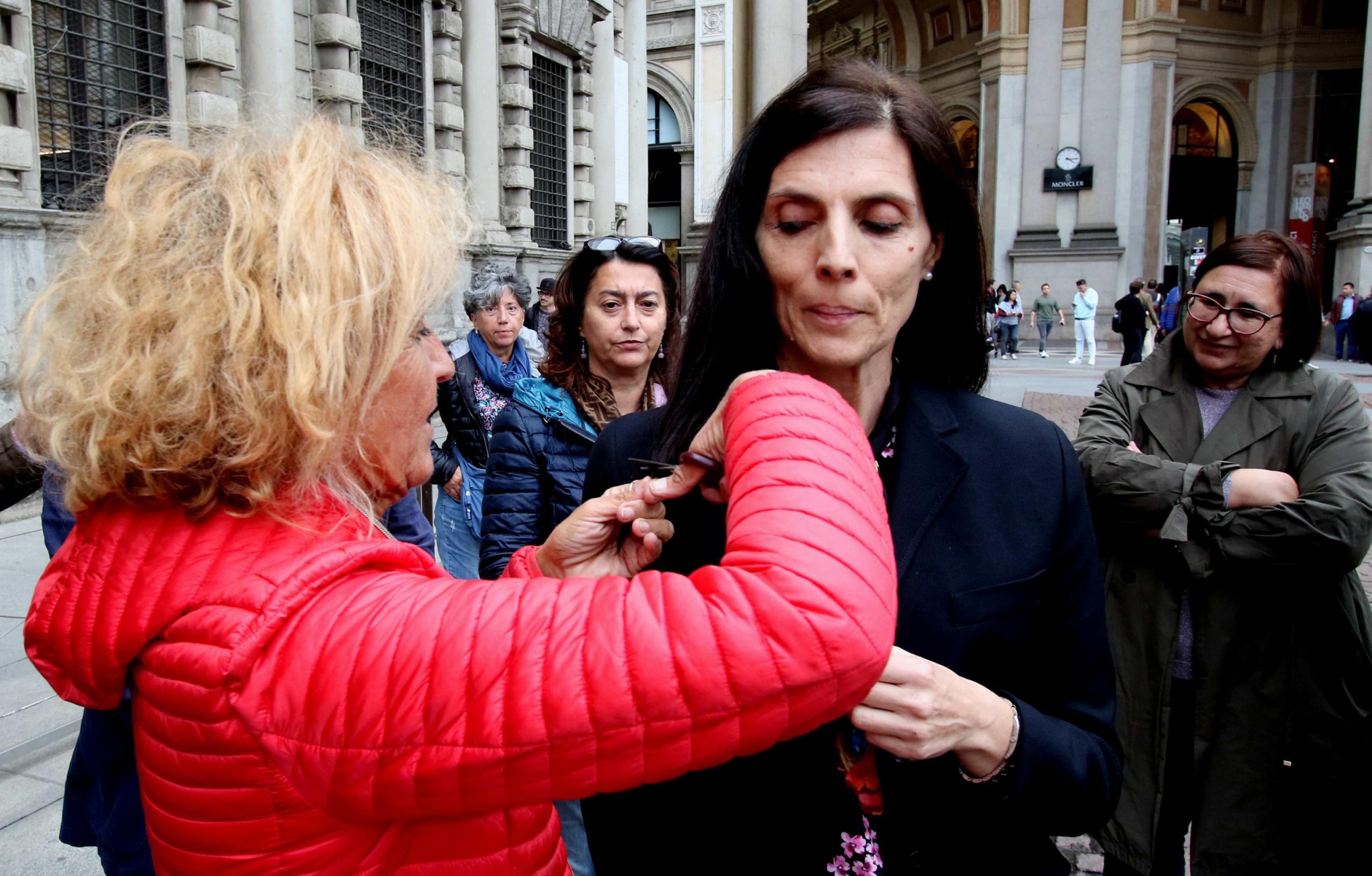 La consigliera comunale di Milano Diana De Marchi, insieme ad altre elette del Comune, si taglia una ciocca di capelli in solidarietà delle iraniane in lotta per la morte di Masha Amini