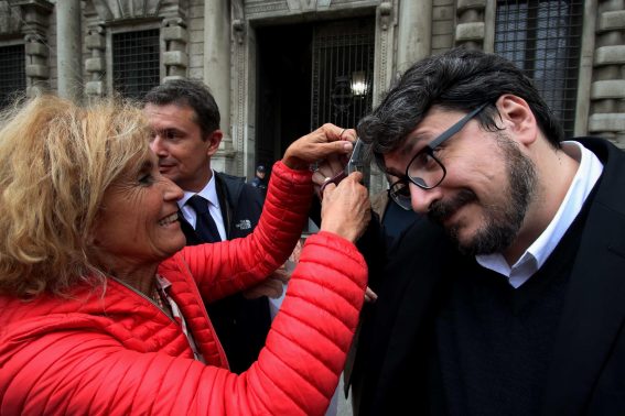 Anche qualche uomo a Milano si fa tagliare una ciocca di capelli, in solidarietà con il popolo iraniano