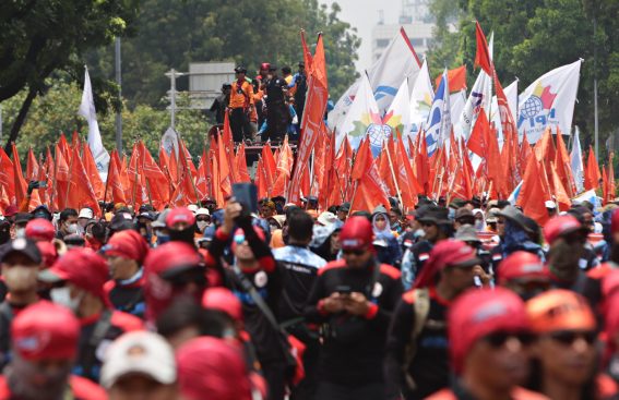 I lavoratori si sono riuniti nei pressi del Palazzo Presidenziale di Jakarta