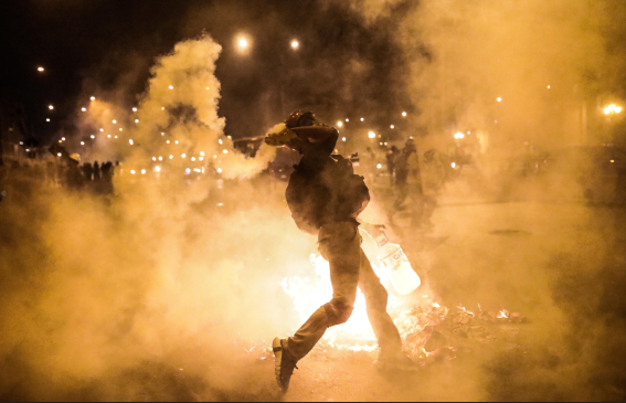 La polizia antisommossa ha risposto al lancio di pietre dei dimostranti prima con i gas lacrimogeni, poi con i proiettili La polizia antisommossa ha risposto al lancio di pietre dei dimostranti prima con i gas lacrimogeni, poi con i proiettili