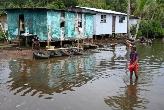 Un'abitazione colpita dall'innalzamento del livello del mare nelle isole Fiji