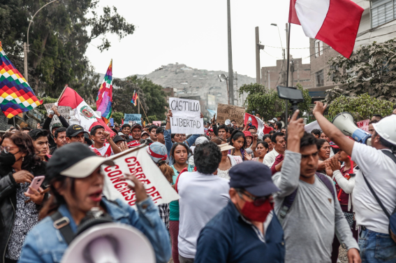 Manifestanti chiedono la libertà dell'ex presidente del Perù Pedro Castillo fuori dal complesso in cui è detenuto, nel quartiere Ate di Lima