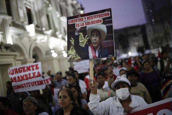 Manifestazione pacifica a sostegno dell'ex presidente Pedro Castillo in Plaza San Martin a Lima