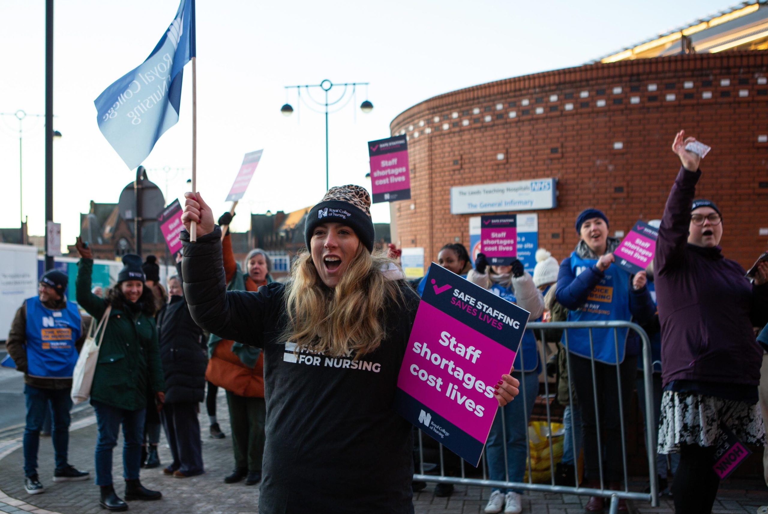 Protesta davanti al Royal College of Nursing a Leeds