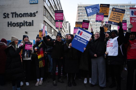 Infermieri protestano fuori dal St.Thomas Hospital a Londra