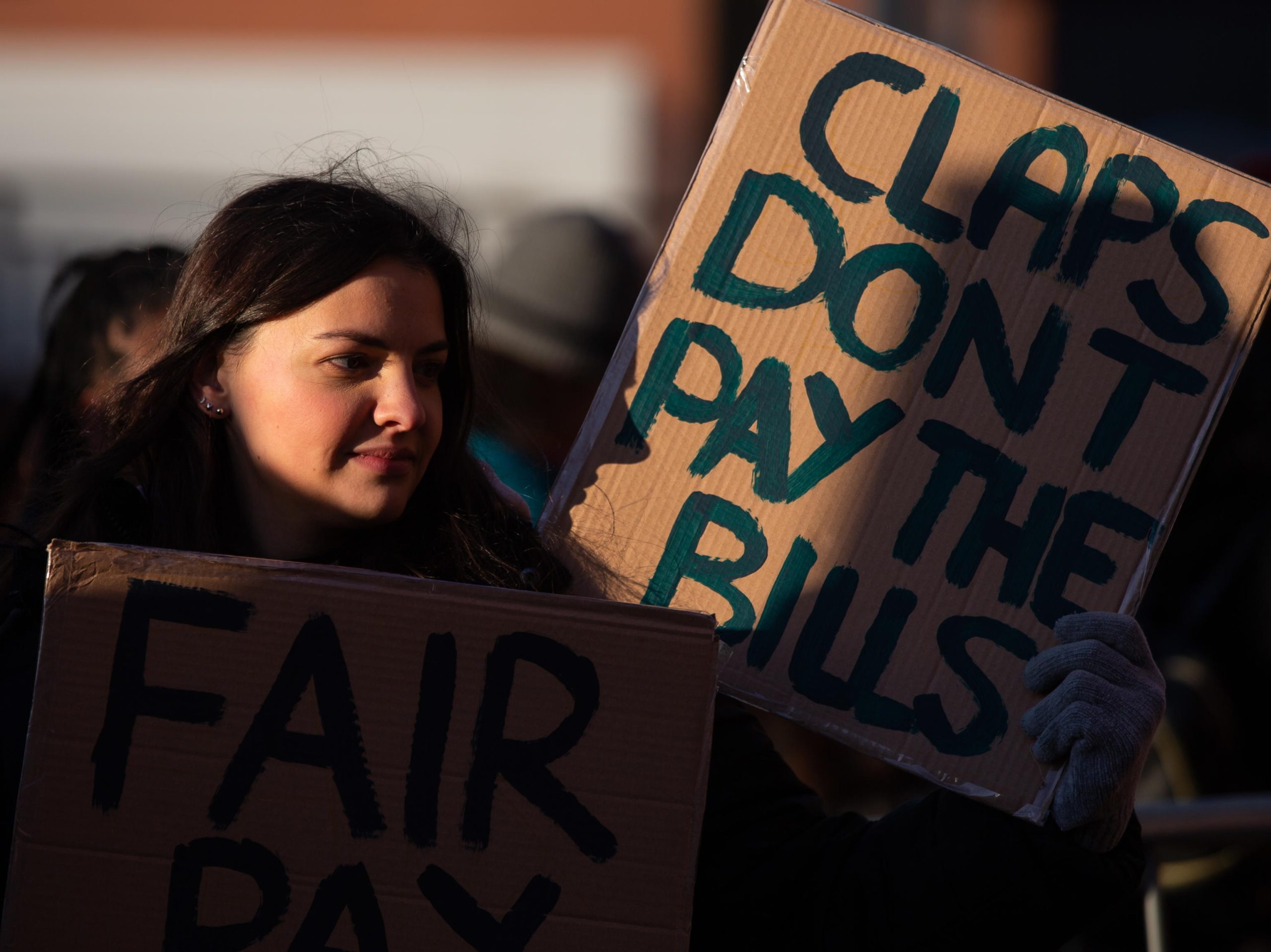 Un cartellone recante la scritta: "Gli applausi non pagano le bollette".