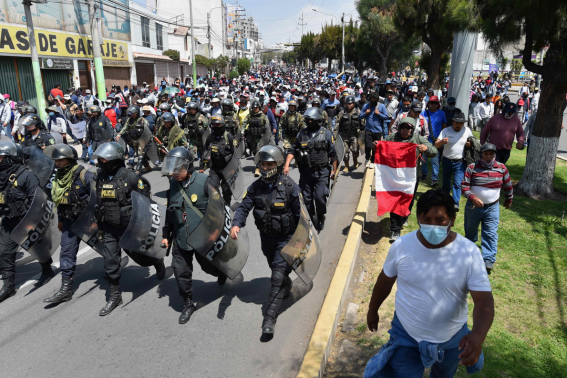 Un contingente di polizia scorta dei manifestanti pacifici che chiedono la libertà per l'ex presidente