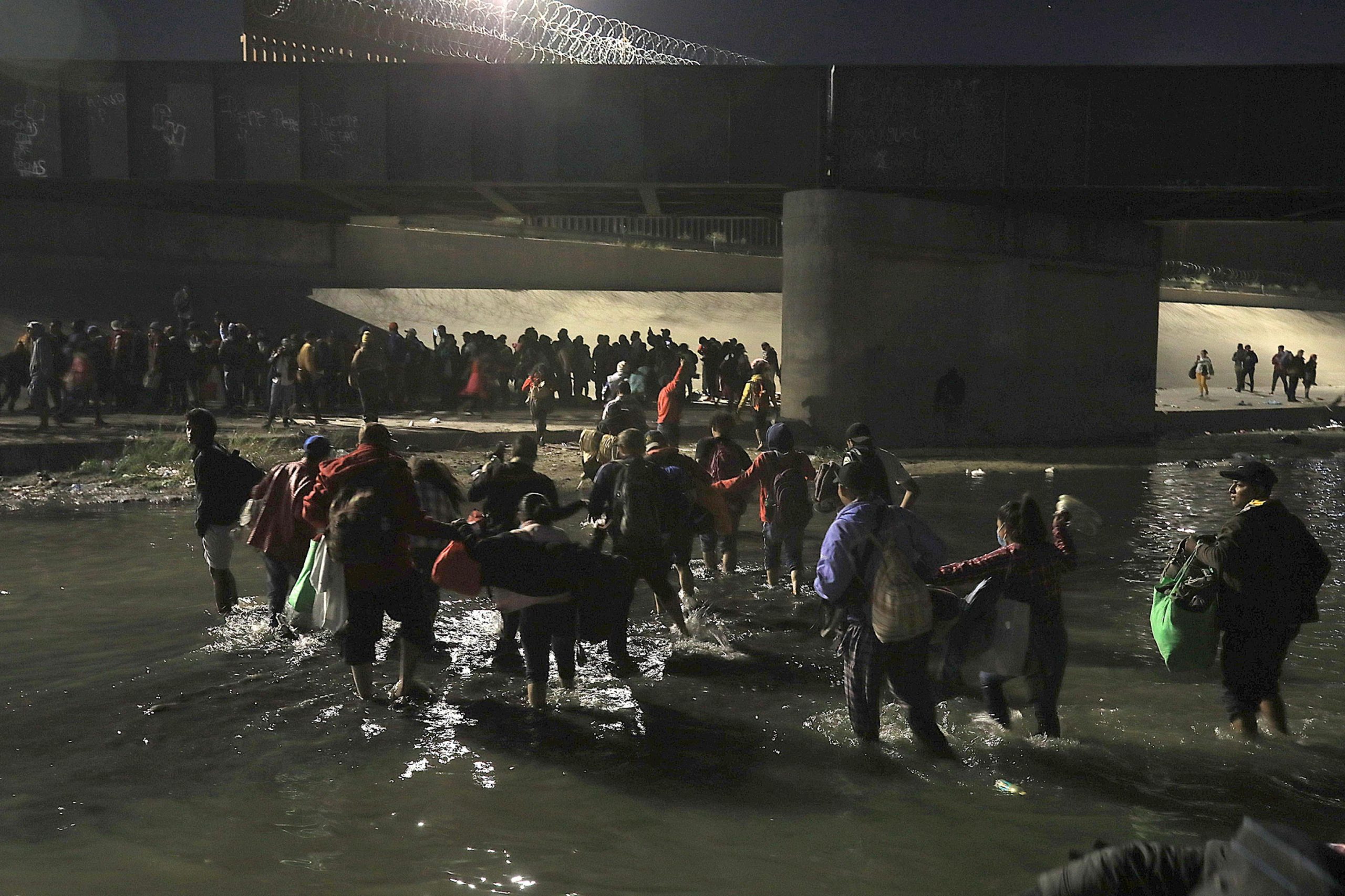 Centinaia di migranti attraversano il fiume Rio Grande vicino Ciudad Juárez in Messico