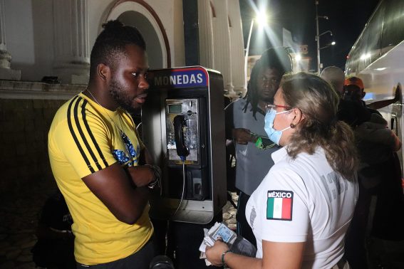 Un migrante dialoga con un membro dell'Istituto Nazionale di Migrazione nella città di Tapachula