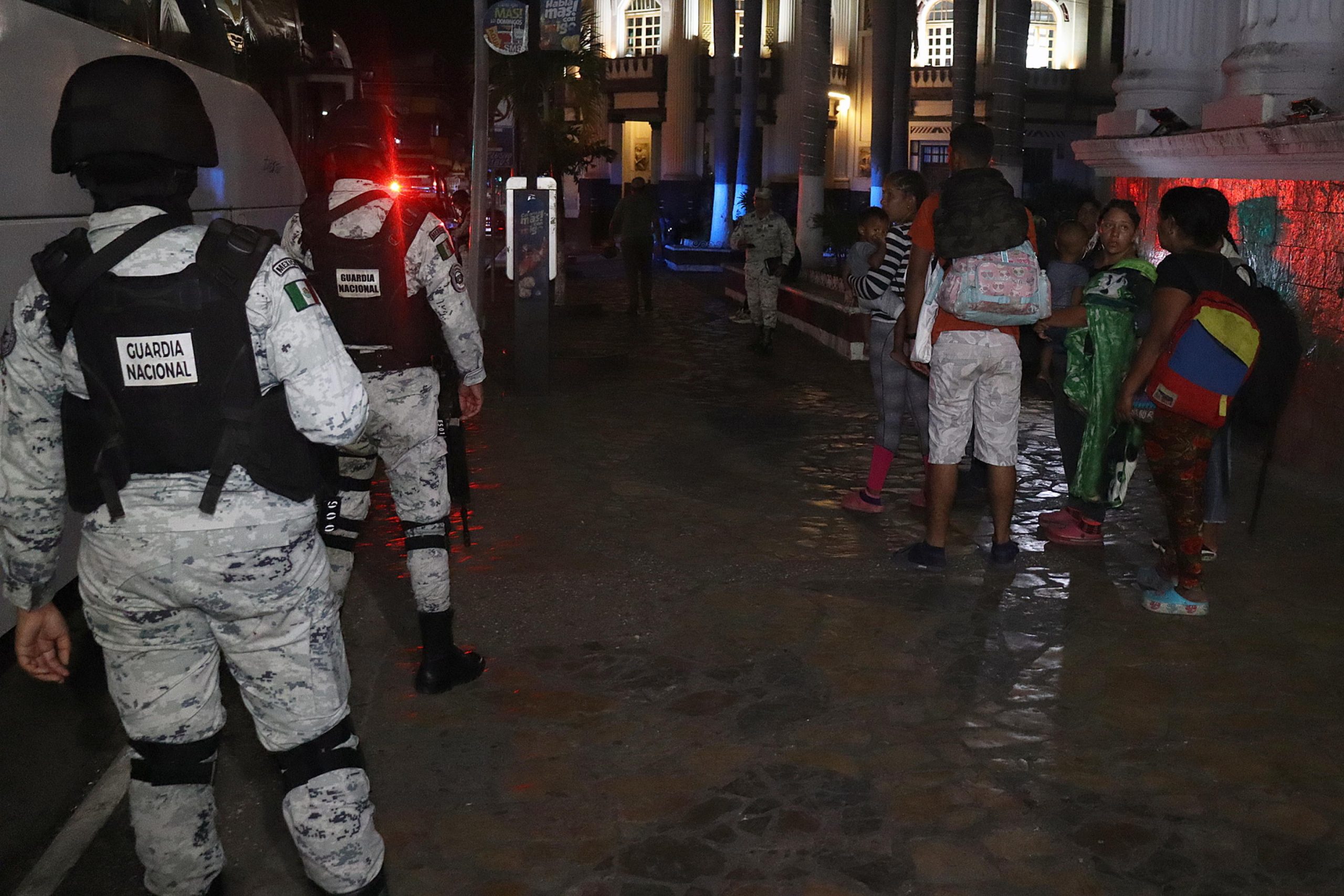 Alcuni membri della Guardia Nazionale controllano l'ordine delle strade della città di Tapachula in Messico