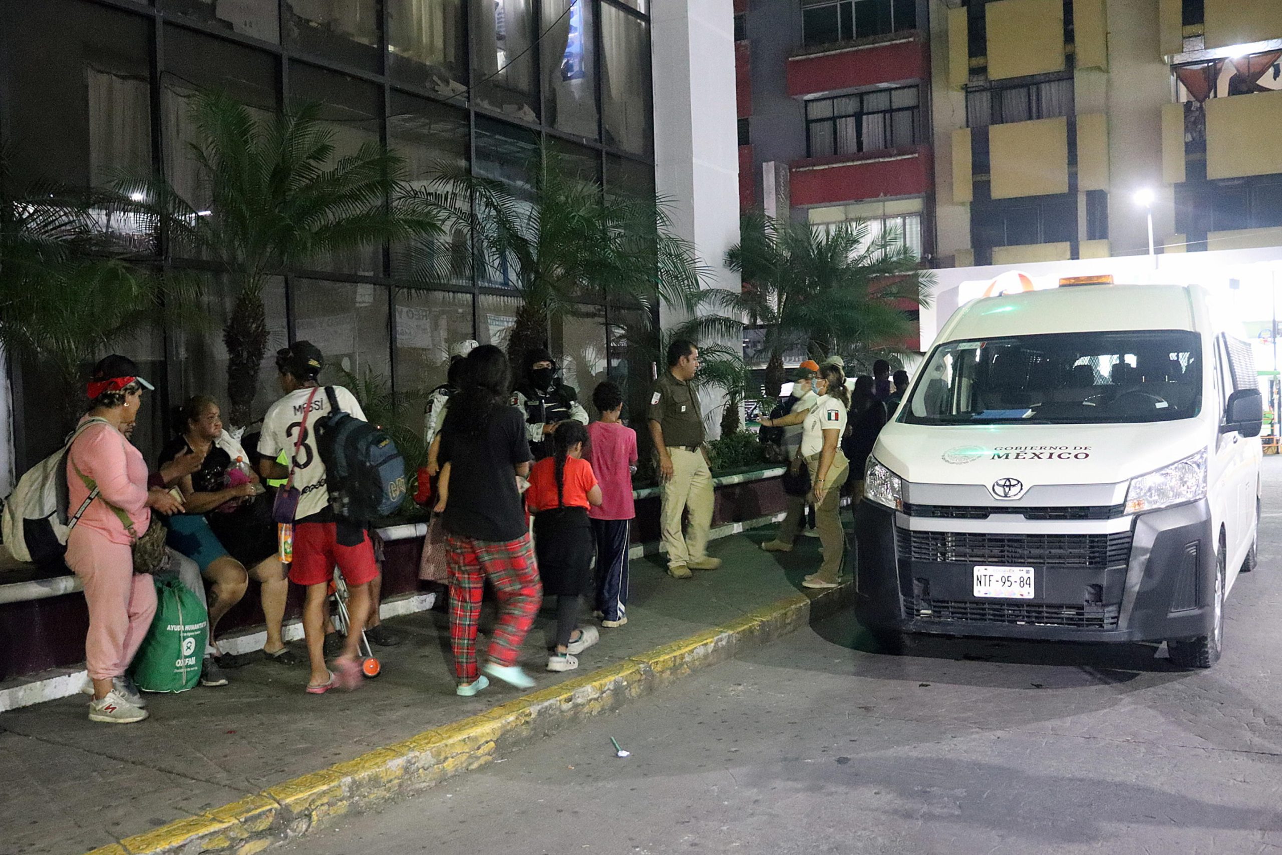 Un gruppo di migranti attende in strada le direttive dell'Istituto nazionale di migrazione a Tapachula, in Messico