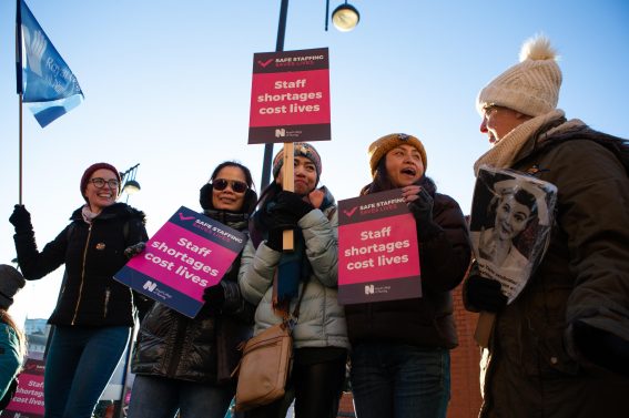 Manifestazione davanti alla Leeds General Infirmary