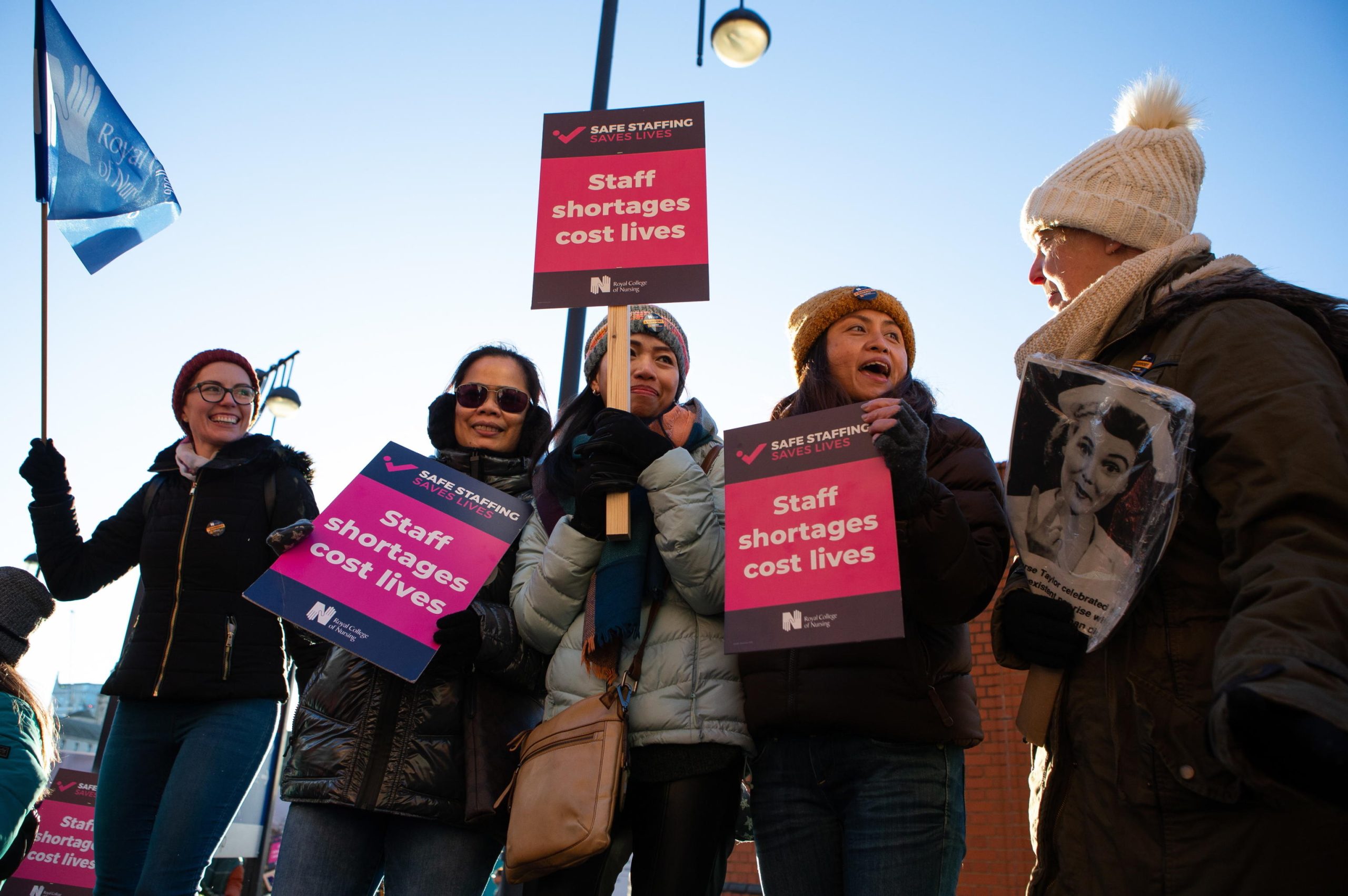 Manifestazione davanti alla Leeds General Infirmary