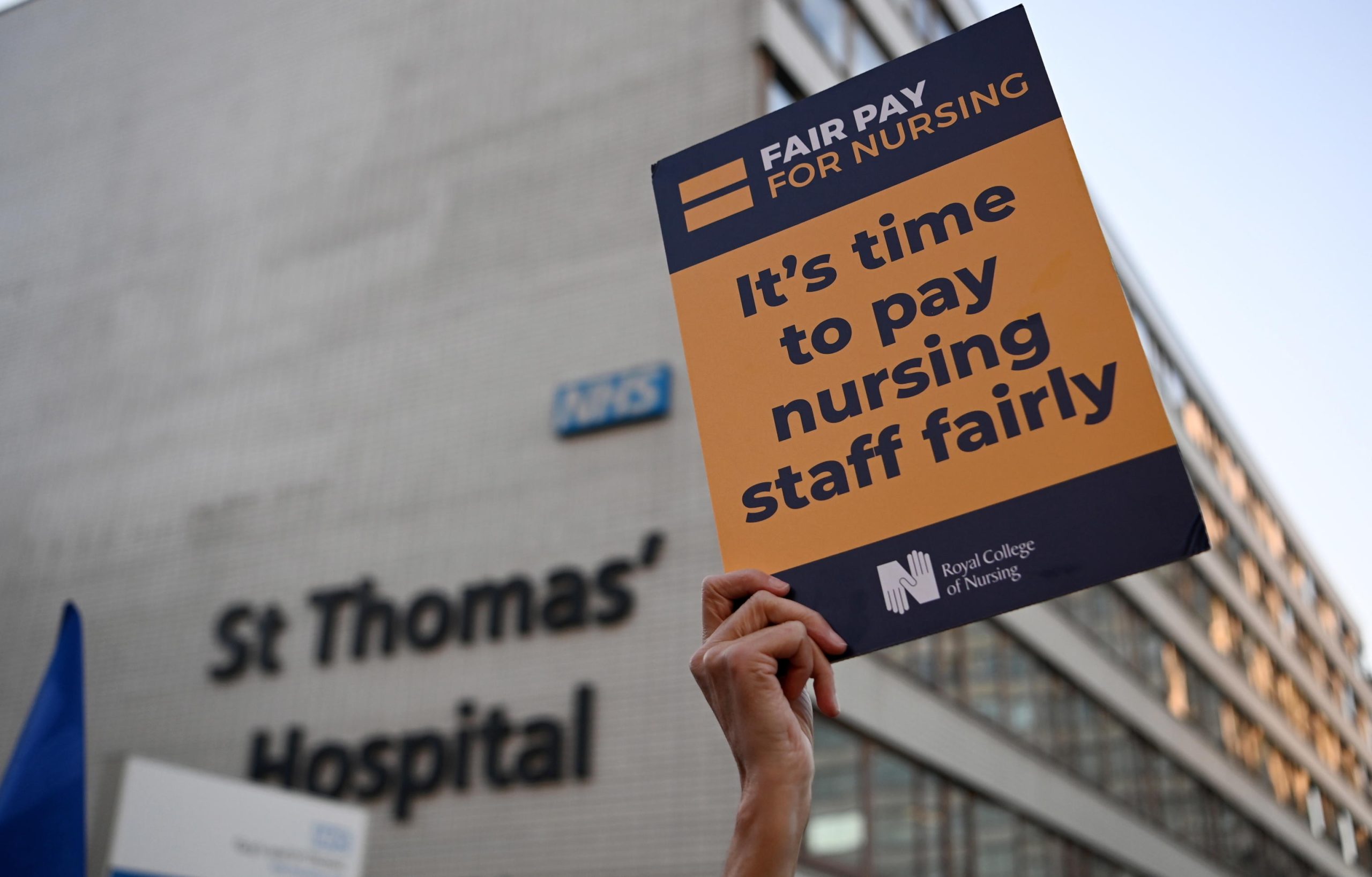 “È ora di pagare equamente lo staff infermieristico”. Cartello di fronte al St. Thomas Hospital a Londra.