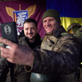 Zelensky in posa con un soldato a Sloviansk, in Ucraina