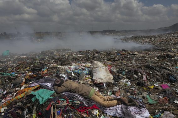 Le condizioni della discarica di Dandora (Kenya), ad oggi la più grande del paese
