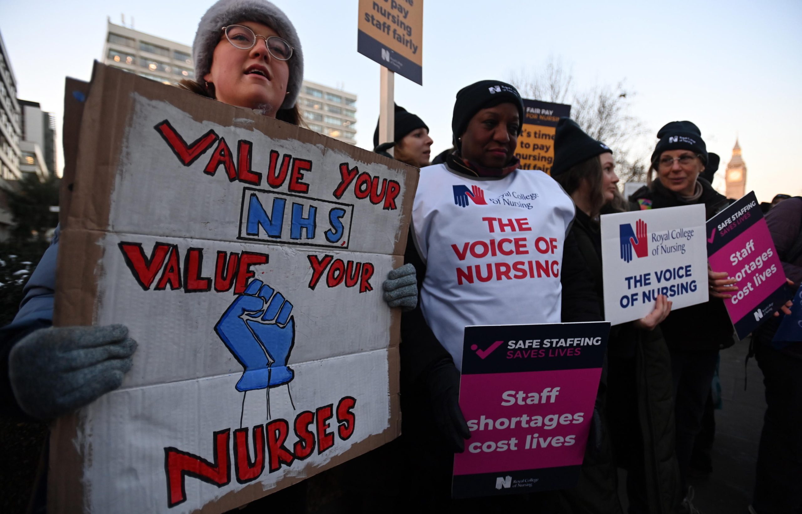 Slogan su un cartello a Londra: Valorizza la tua NHS, valorizza i tuoi infermieri