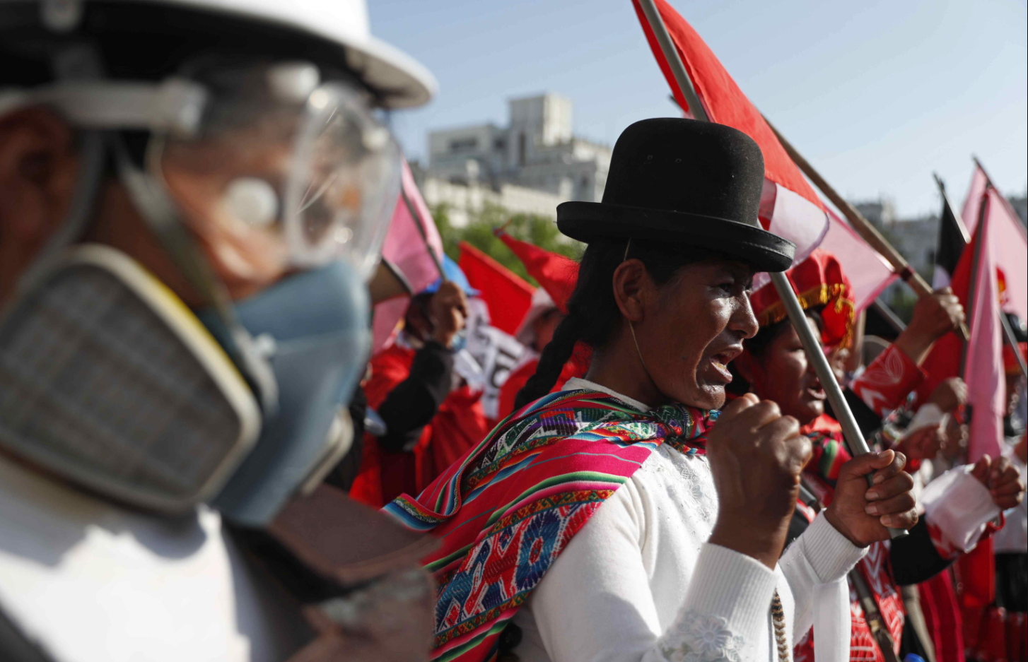 Migliaia i manifestanti giunti a Lima, molti con maschere antigas e lacrimogeni