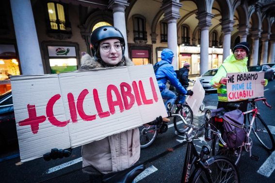 Tanti i cartelli apparsi nel corso del flash mob nel capoluogo piemontese Tanti i cartelli apparsi nel corso del flash mob nel capoluogo piemontese