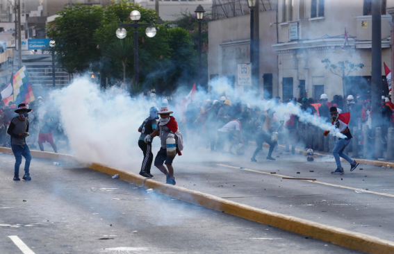 La polizia ha usato i gas lacrimogeni per sedare la protesta antigovernativa