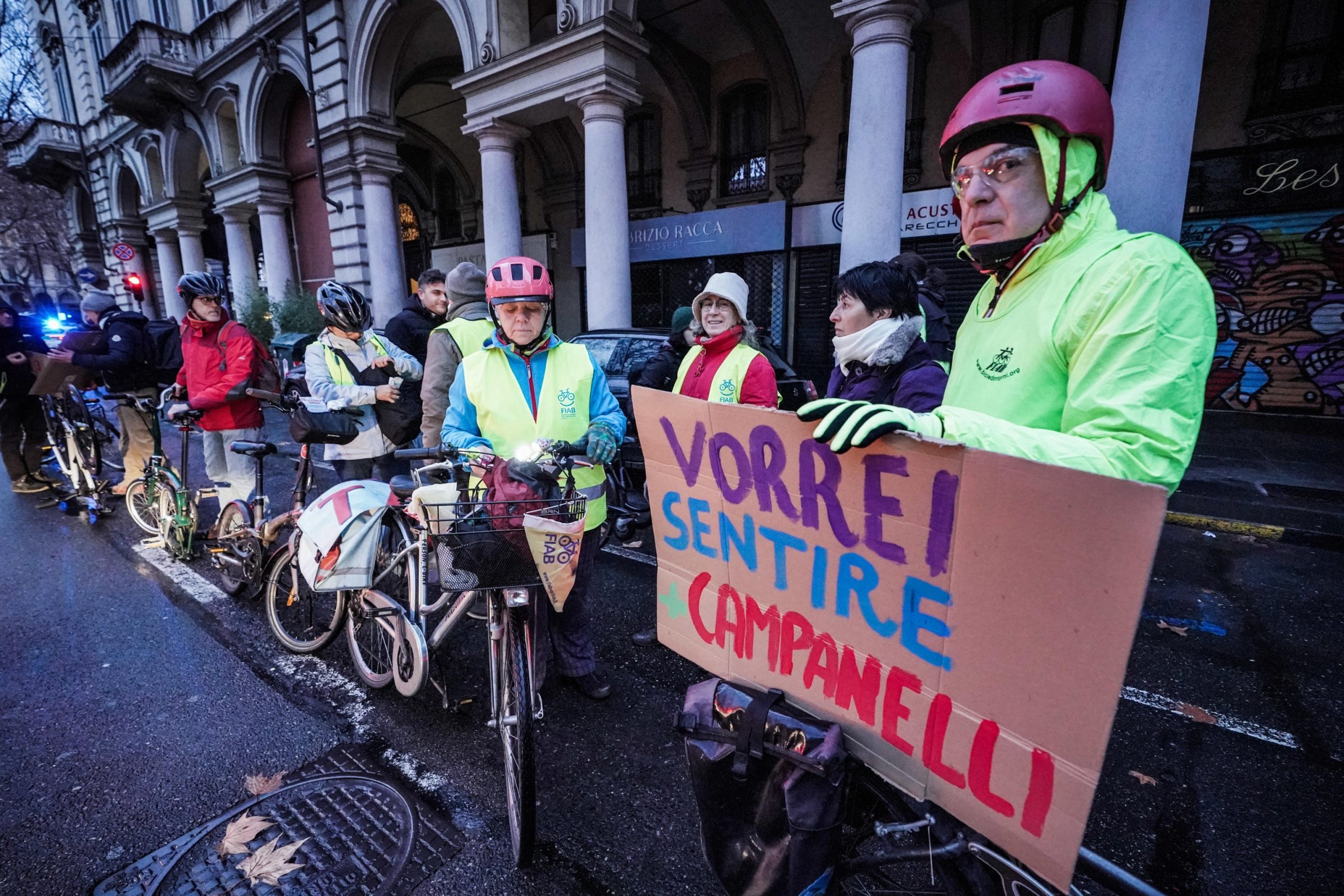 I ciclisti torinese flash mob ciclisti chiedono strada sane e sicure