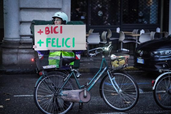 Una donna ricorda quanto l’uso della bici sia sostenibile e benefico per la salute