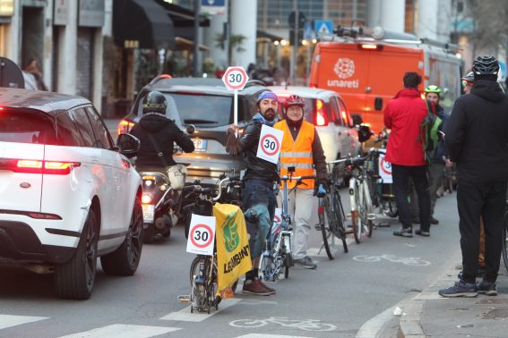 Anche a Milano i ciclisti si sono disposti lungo la pista ciclabile
