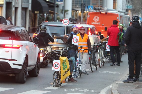 Anche a Milano i ciclisti si sono disposti lungo la pista ciclabile Anche a Milano i ciclisti si sono disposti lungo la pista ciclabile