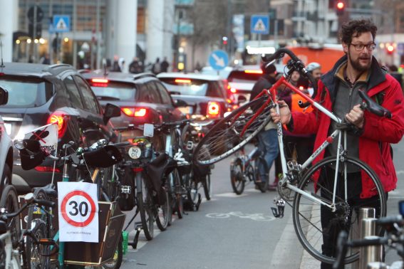 Il flash mob meneghino si è svolto oggi in via Galvani, nel quartiere Gioia Il flash mob meneghino si è svolto oggi in via Galvani, nel quartiere Gioia