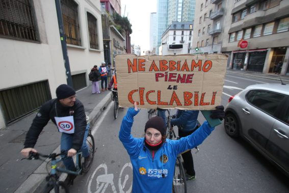 Uno dei cartelli simbolo della manifestazione in Lombardia