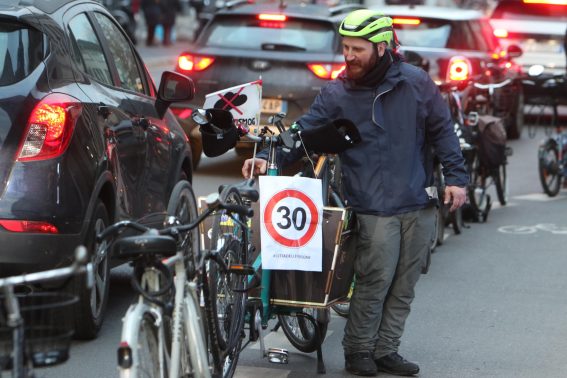 Richiesti limiti di velocità a 30 km/ora, meno auto e inquinamento Richiesti limiti di velocità a 30 km/ora, meno auto e inquinamento