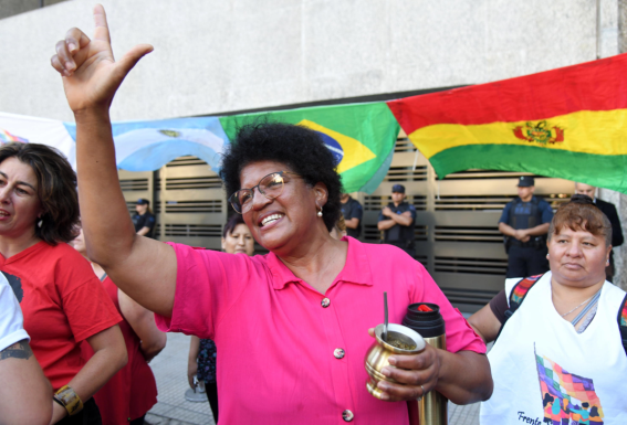 Gli oppositori di Bolsonaro partecipano ad una manifestazione in favore di Lula davanti all'ambasciata brasiliana di Buenos Aires